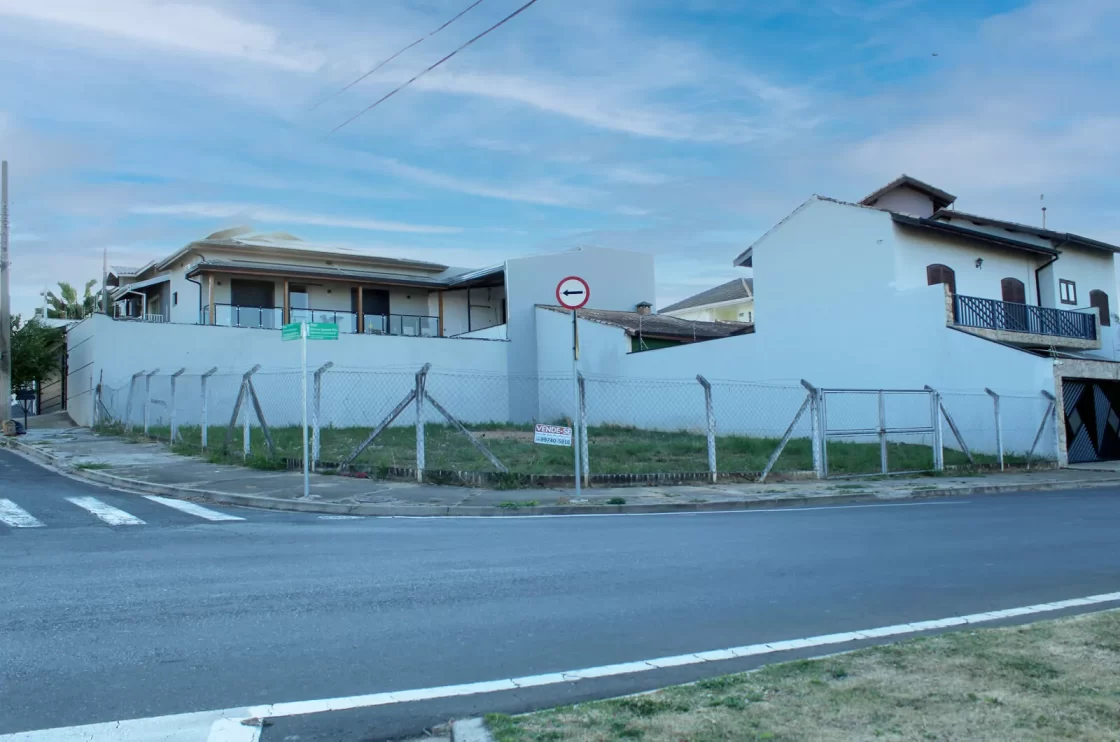 Terreno de esquina no Jardim Esplanada